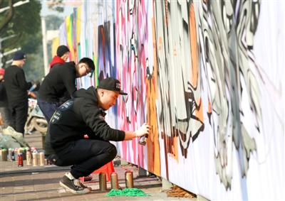 江南城區(qū)臨沅路上，涂鴉愛好者正在進行街頭涂鴉藝術(shù)創(chuàng)作